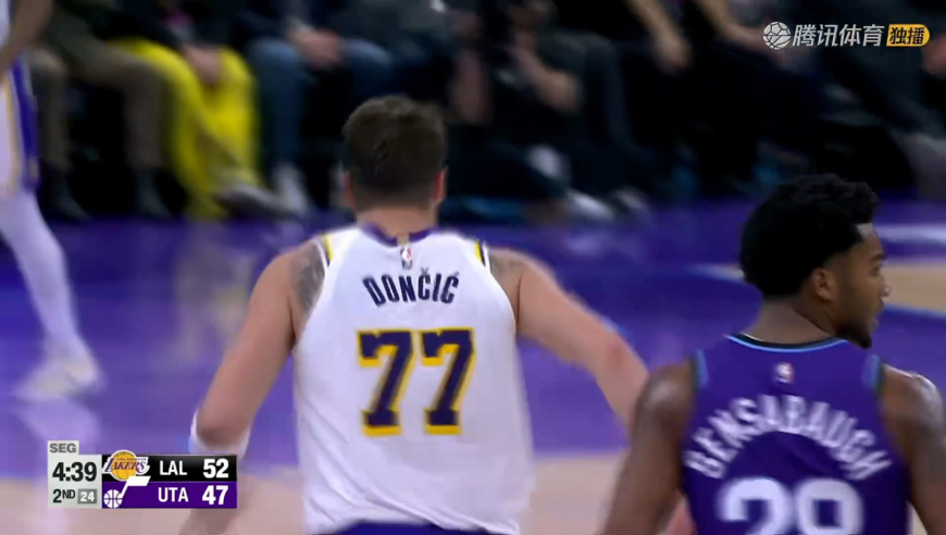 帅翻天！东契奇穿裆过人后戏耍乐福 海斯后排插上空接暴扣