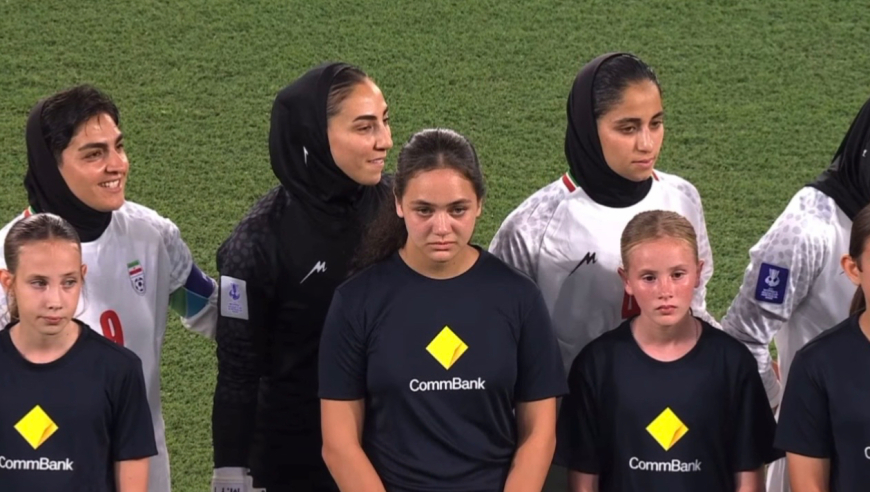 你怎么看？伊朗女足亚洲杯赛前拒唱国歌，主帅&队长面带微笑引发热议