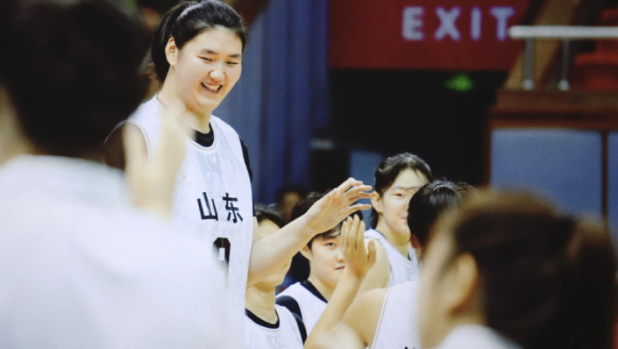 降维打击！张子宇决赛15中13轰31分10板 率领山东U18女篮夺冠