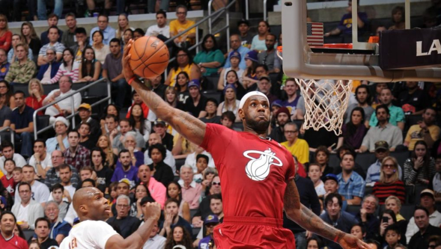 NBA年终大战历史十二大暴扣：詹韦丝滑空接 乔丹炸裂隔扣