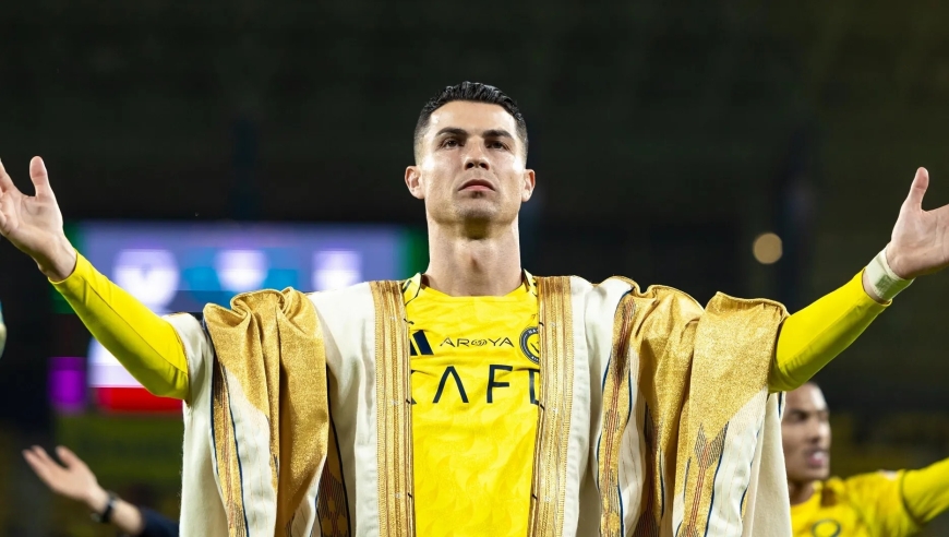 C罗罢赛争议后续，拒绝退役向沙特示弱，女友晒豪宅推波助澜