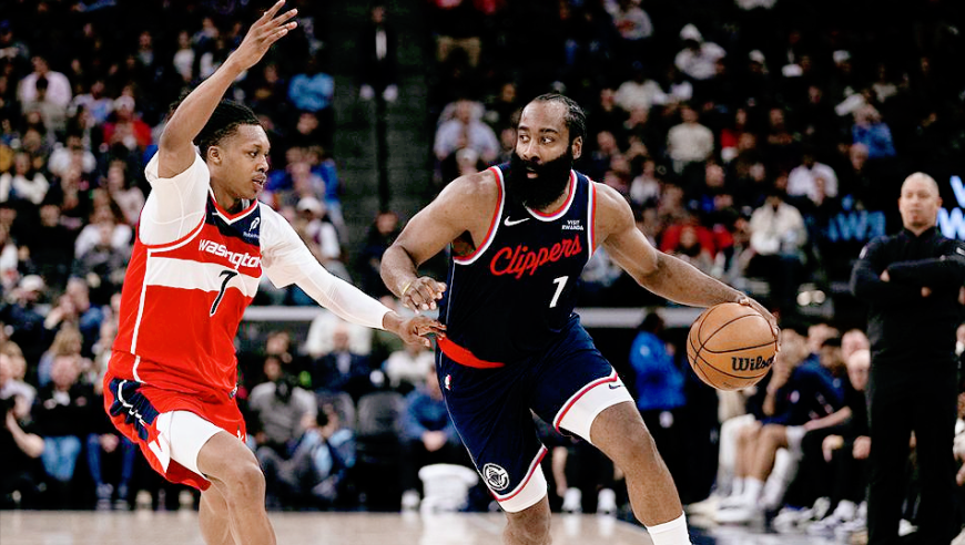 22场20+追平纪录！小卡4记三分收割比赛，快船四连胜逼近附加赛