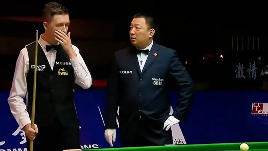 体坛记忆｜ 史上最奇葩球形，11颗红球将黑球锁死袋口，裁判忍不住大笑