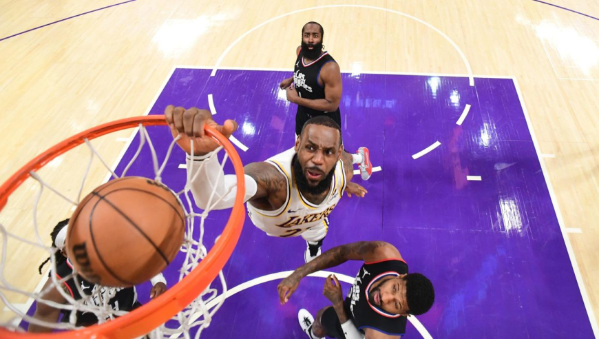 暴力美学！NBA那些震撼全场的隔扣瞬间：四旬老汉詹姆斯隔扣乔治