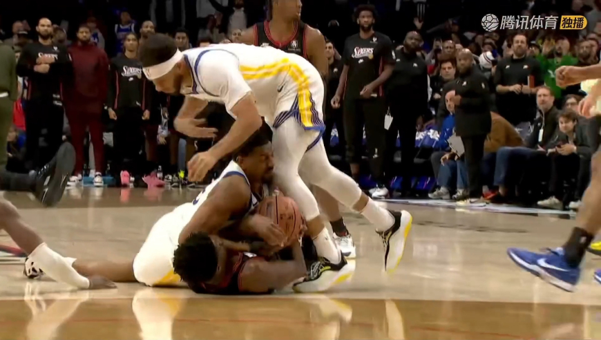 世界难题！勇士边线球失误VJ断球后直接叫出暂停 费城获绝杀机会