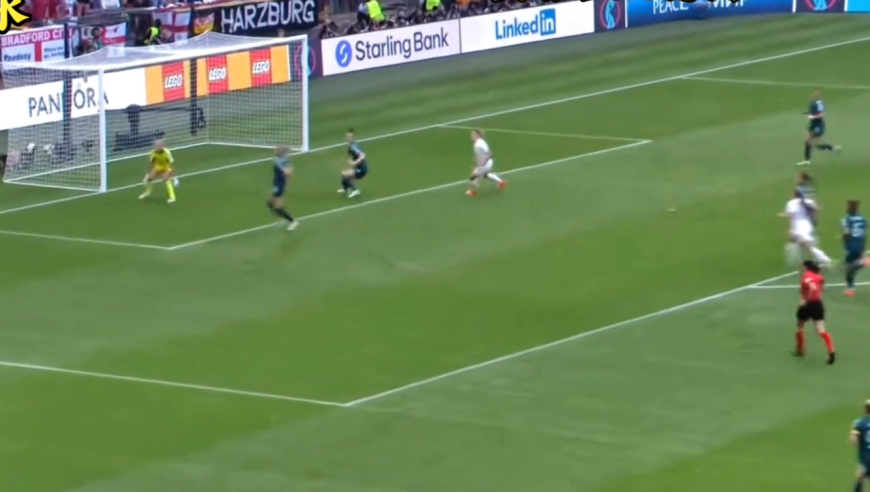 女足欧洲杯经典战，英格兰2比1绝杀德国，凯莉经典脱衣庆祝｜体坛记忆