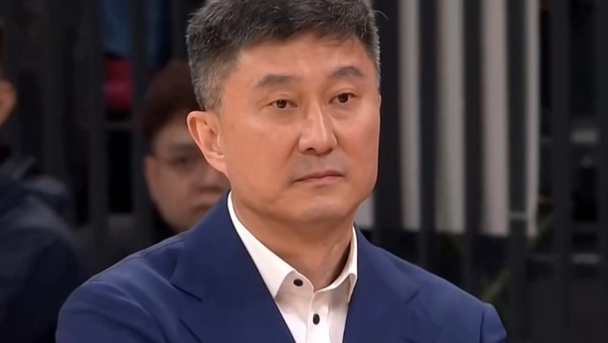 杜锋暴怒连续质疑裁判罕见未吃T，这个回合到底发生了什么？｜赛帧