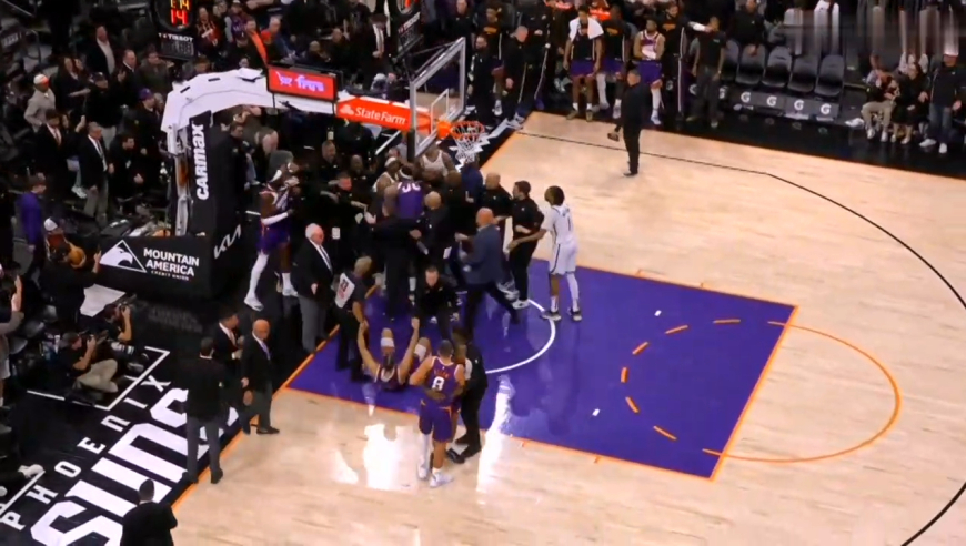 打起来了！慢镜还原太阳篮网大规模冲突，现场一片混乱