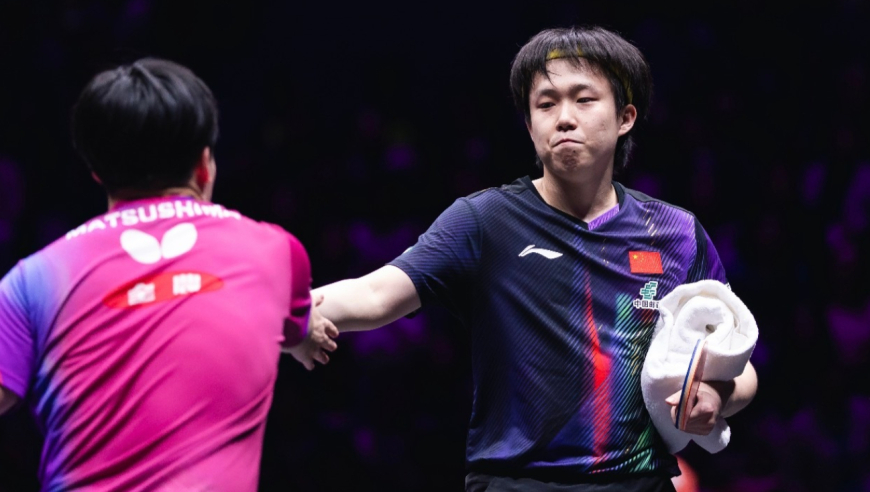 王楚钦决胜时刻连吃发球！一脸不甘和王皓击掌，松岛辉空仰天大笑