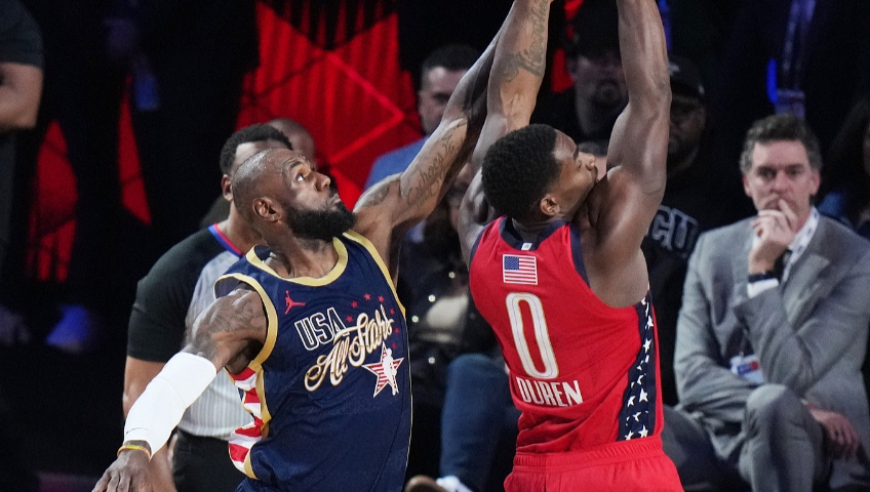 大哥们是真玩命啊！杜兰特小卡连续送上抢断