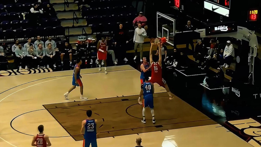 统治力！杨瀚森第三节开场就篮下扣篮 一分钟后再封盖尽显天赋