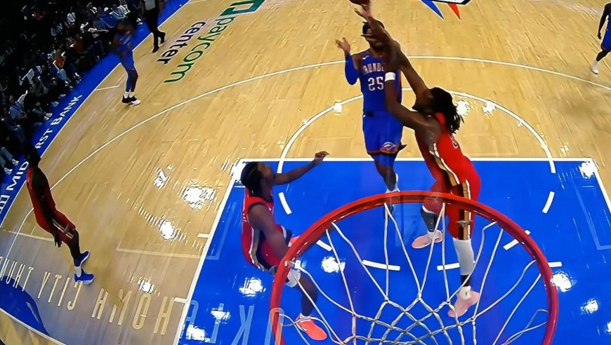 跟谁学的？凯文鲁尼防守中一掌拍在雷霆米切尔脸部被判恶意犯规