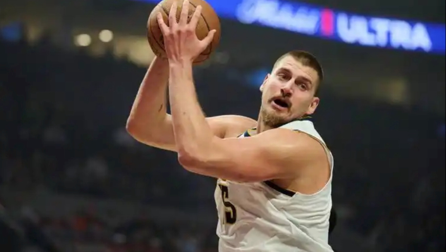 14场第9次三双！约基奇28+11+12末节6犯毕业 长甩助队友压哨