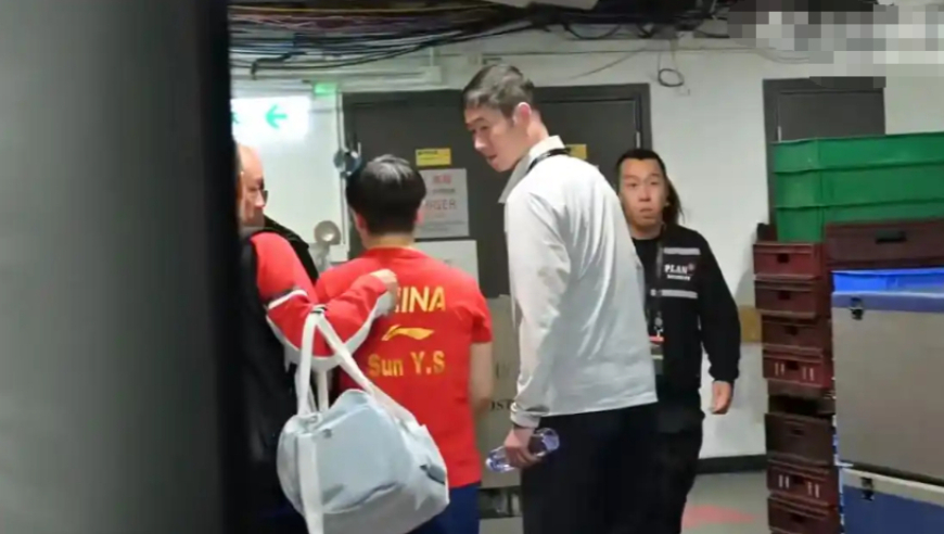为何带伤上场？王励勤追到更衣室，孙颖莎女单退赛和裁判对话曝光