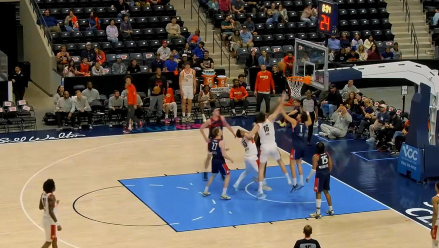 打嗨了！杨瀚森勾手+极限补篮还送助攻 突破连续刷篮板解说都笑了