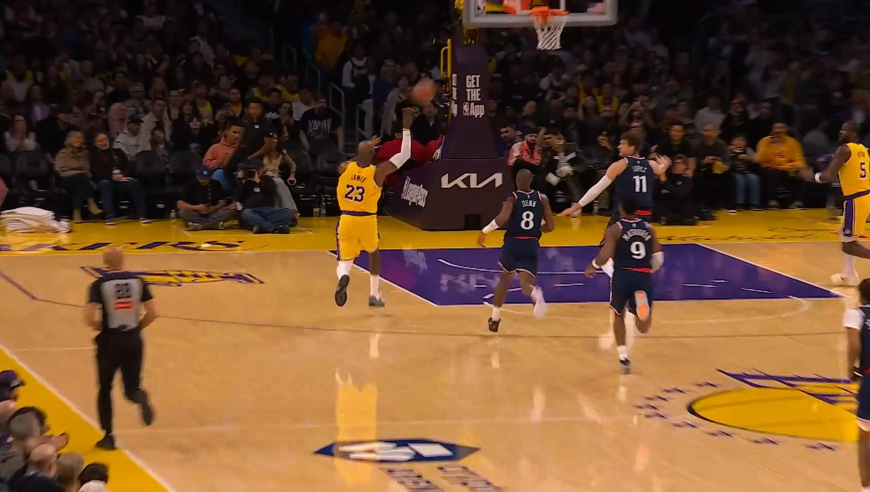 21日NBA官方十佳球：詹姆斯快攻无私助飞艾顿 骑士阿伦接球秀隔扣