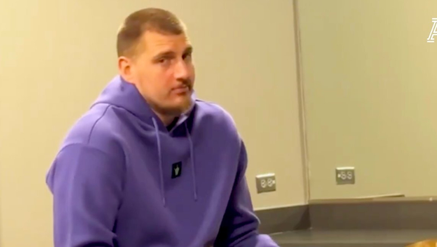 约基奇偷吃墨西哥卷饼引热议！现场画面曝光：第一反应愣住后摊手耸肩