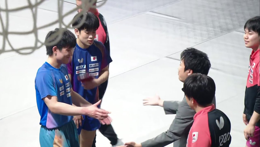 张本智和水谷隼松岛辉空新年上综艺节目 表演精彩乒乓对攻