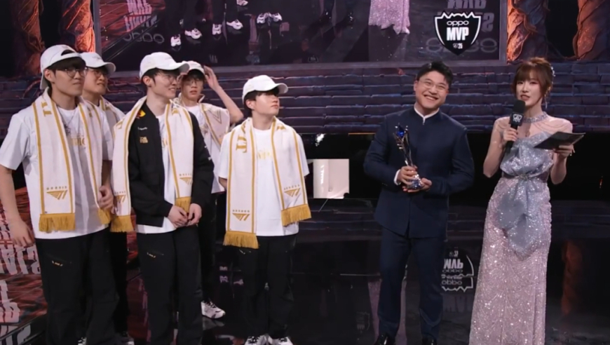 T1夺冠众生相！Uzi给小吕布颁奖逗乐李哥，Faker冠军皮肤有望选加里奥