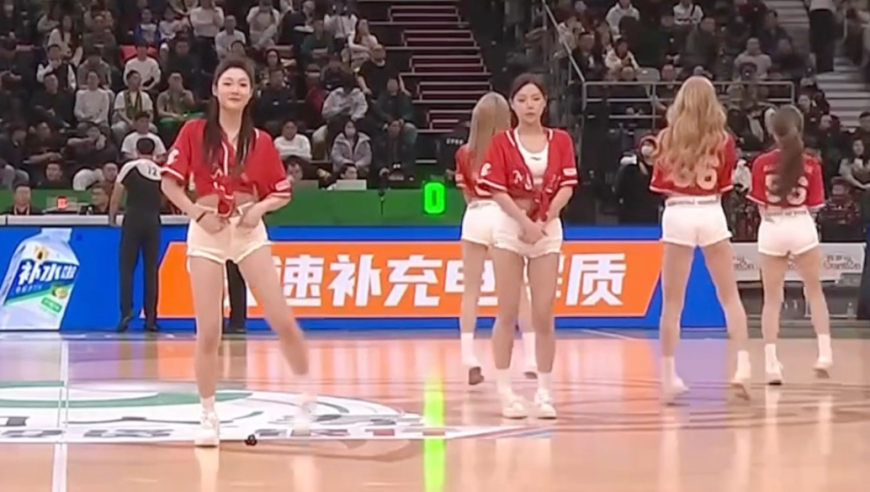 专业！辽宁啦啦队活力四射 表演期间掉出异物继续表演