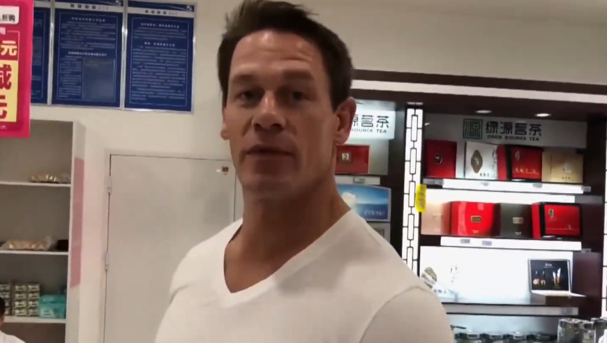 约翰塞纳中国行，训练后来到超市吃月饼