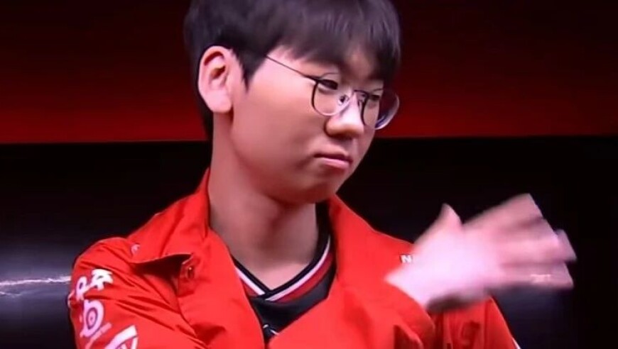 都给兰子哥道歉！T1血虐横扫HLE晋级MSI！多兰对位爆穿宙斯震惊全世界！