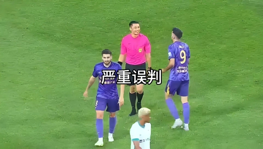 强烈建议中国足协增加一项规则：禁区内，攻方应主动礼让防守球员