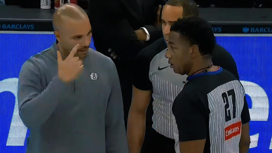 武术动作？76人博纳膝撞篮网威尔森 教练吐槽都爆头了还不吹犯规