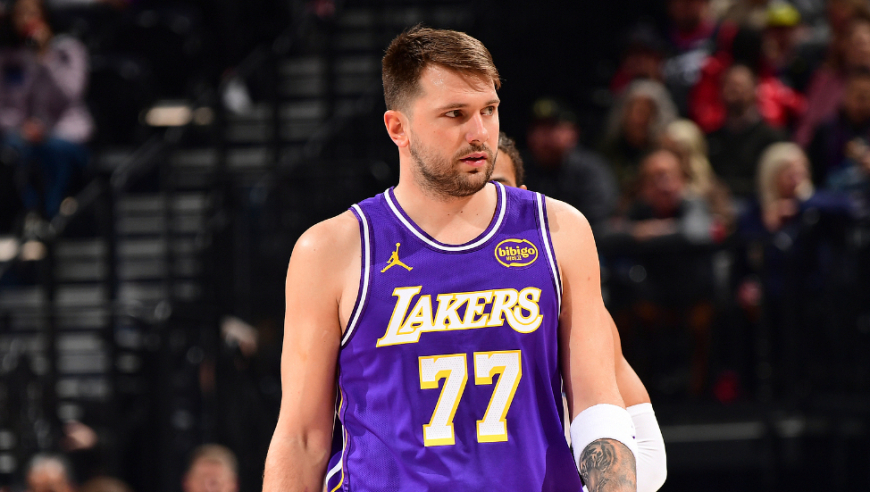 东契奇vs爵士45分全过程：28投14中+末节连轰9分助湖人定胜局