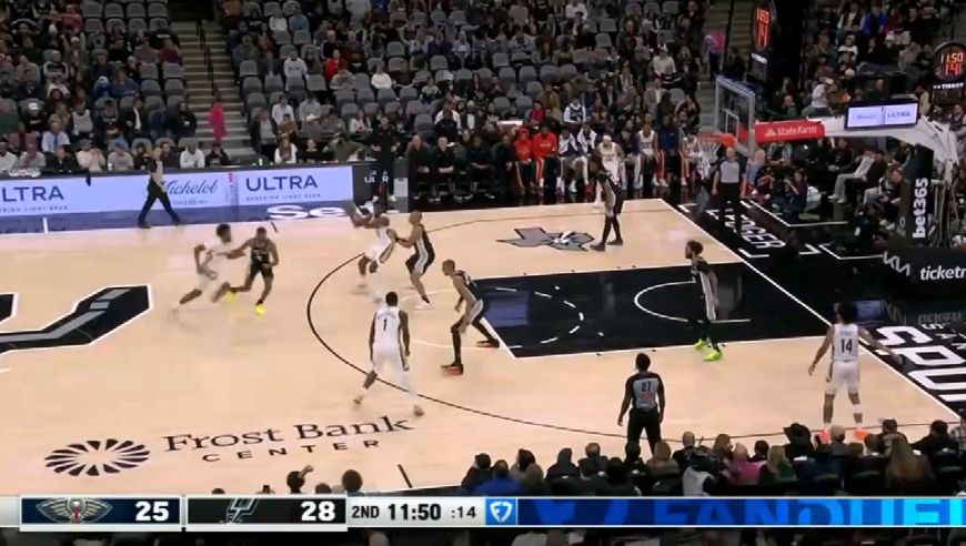 太猛了！锡安多次单挑文班亚马：让你见识下什么叫顶级力量！