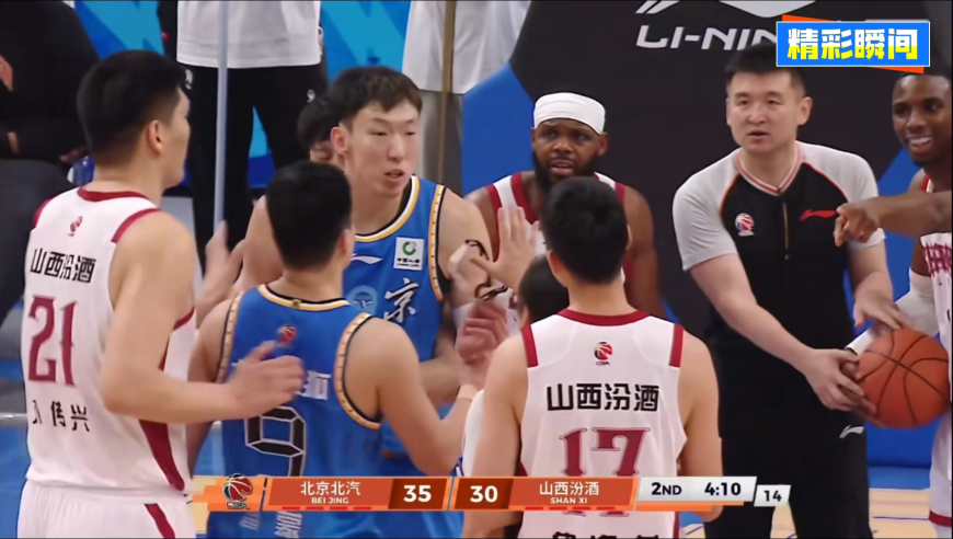 差点打人！周琦被犯规后怒喷焦海龙甚至一度要动手 所幸队友拉住了