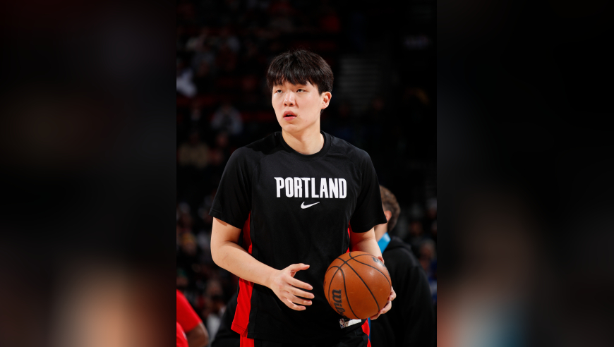 笑死！杨瀚森拉着翻译唱中文生日歌祝福斯普利特，队内氛围超有爱