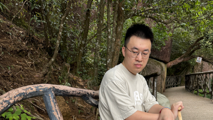 小虎变老虎了！小虎晒登山照，拄拐和小猫互动