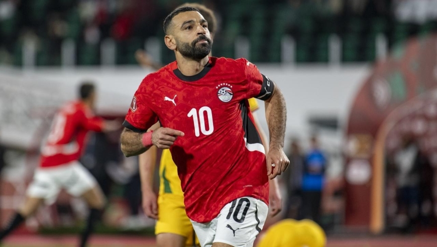 非洲杯1-0，33岁萨拉赫勺子点球制胜，助10人埃及2连胜+提前晋级