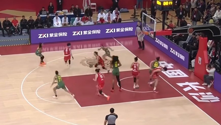 中国女篮加时险胜巴西众生相：与对手一一握手致意 中国球迷鼓掌欢呼