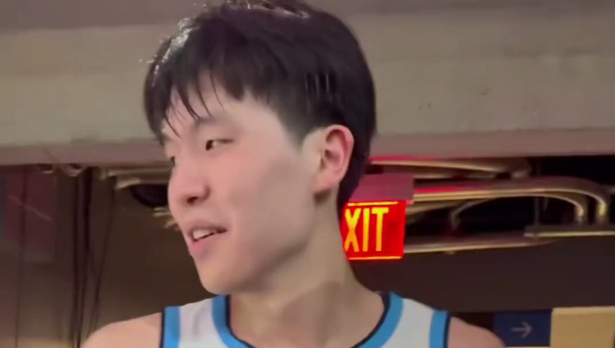 开心！瀚森赛后在球员通道给小球迷签名