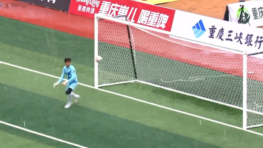 卡里乌斯附体！渝超下起大雪，门将手滑直接把球扑进门里对手都看笑了