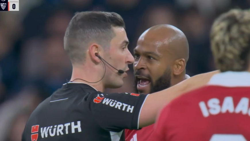 心态爆炸！塞维悍将大飞铲贝林厄姆染红，对着裁判咆哮怒踢杂物泄愤