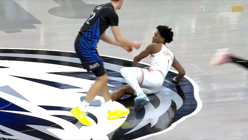 阿门抢断弗拉格后被对手用脚绊倒 裁判升级一级恶意犯规