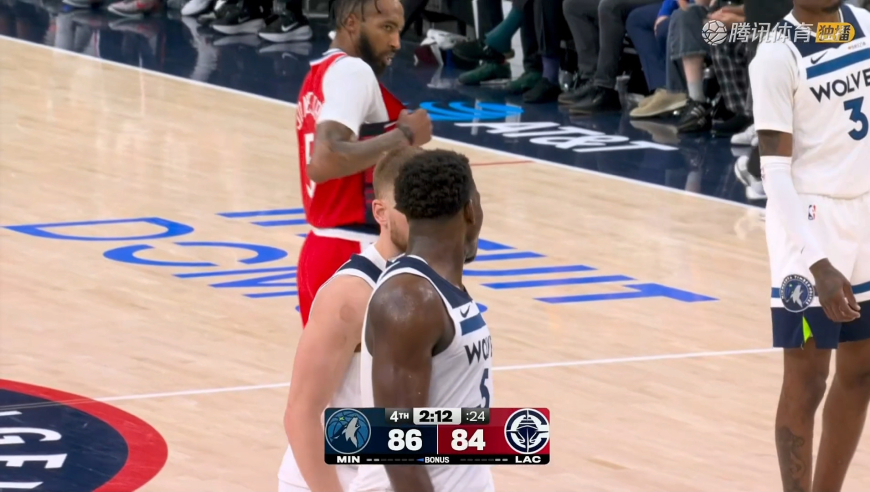 快船森林狼生死时刻：华子巨星表演关键三分 快船进攻陷入停滞