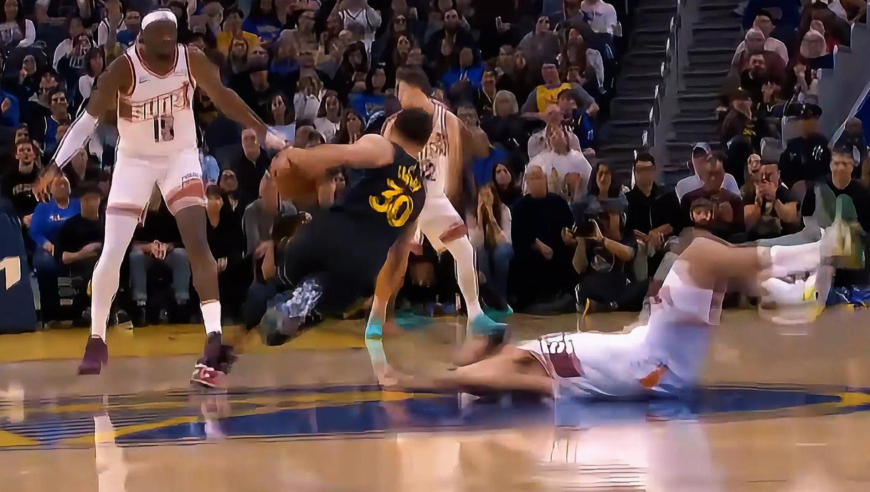 就是较劲！狄龙死防库里制造勇士犯规 随后布克被库里死防还吃技犯