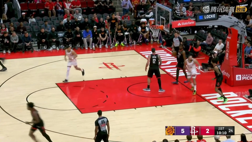 上强度！阿门撞飞狄龙上篮贴脸挑衅 狄龙1v4突破上篮强势回应