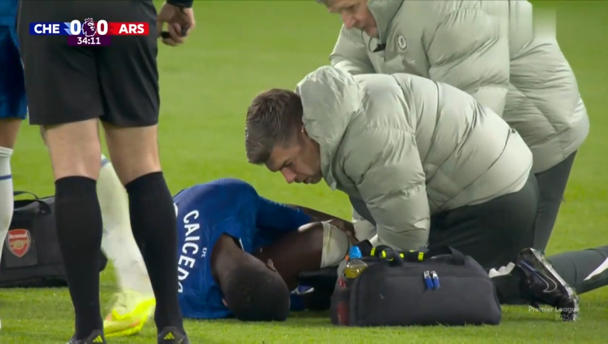 太脏了！慢镜还原凯塞多暴力蹬踏梅里诺脚踝染红，阿森纳全队暴怒