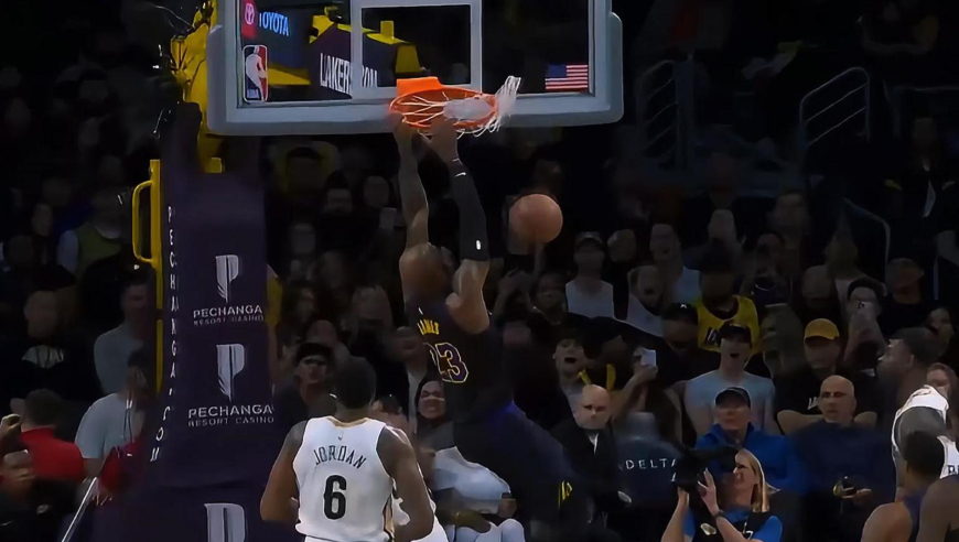 越老越妖！詹姆斯假装摔倒吸引防守后扣篮打2+1 随后反击再打2+1