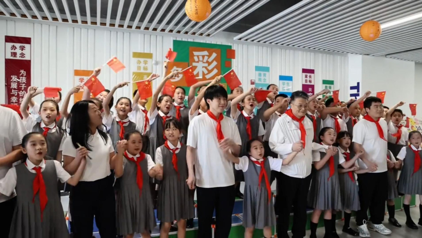 “魏桥男团”戴红领巾进校园，紧张到牵手只抓三根手指，踩到小朋友鞋
