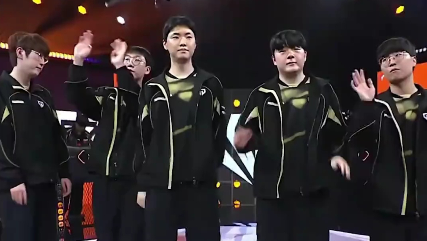 Chovy在GEN战胜JDG的赛后采访上，被巴西主播Baiano暗讽软脚虾！采访后发文贴脸开大嘲讽Chovy：谢谢你给了Faker三个冠军！