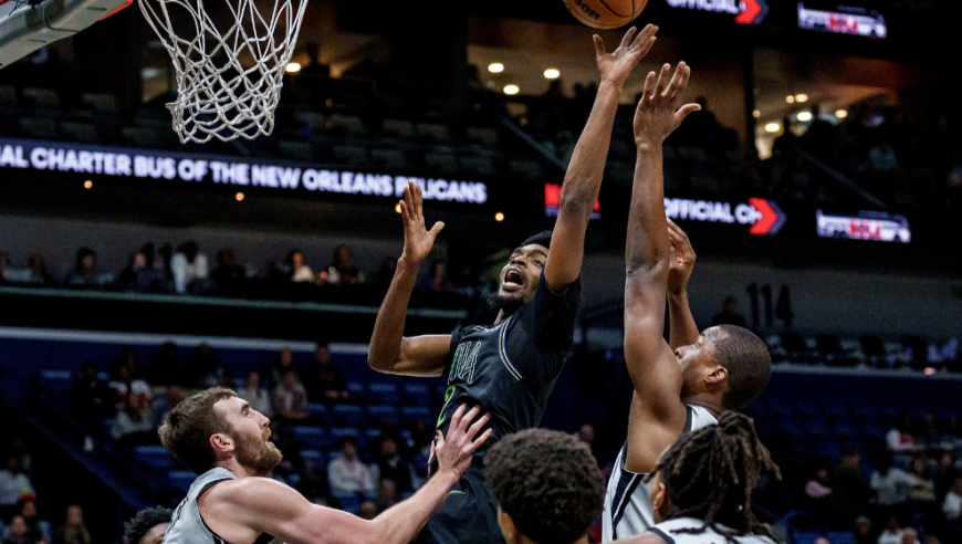 马刺鹈鹕生死时刻：双方对轰互相反超 福克斯稳定两罚锁定胜局