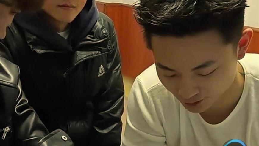 “冷美人”退赛后开启首场直播，病房内洗头引十多万网友围观