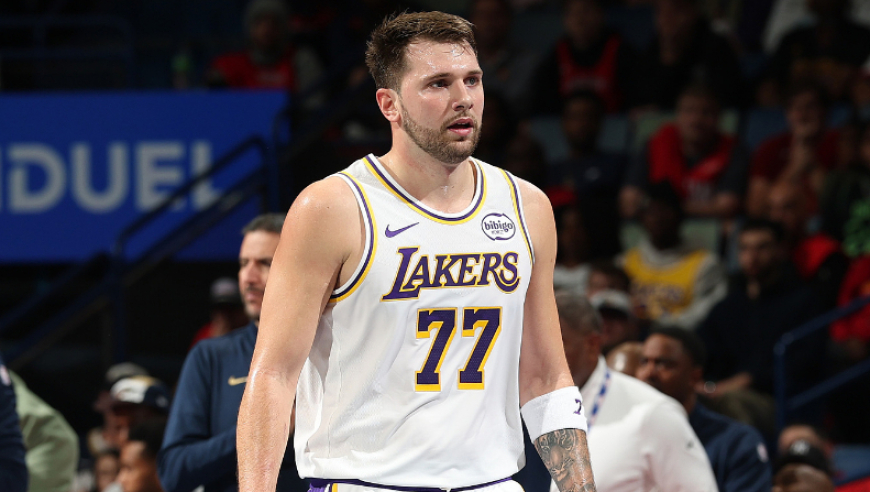 NBA杯：东契奇24+7+12湖人大胜鹈鹕 里夫斯31+7艾顿20+16