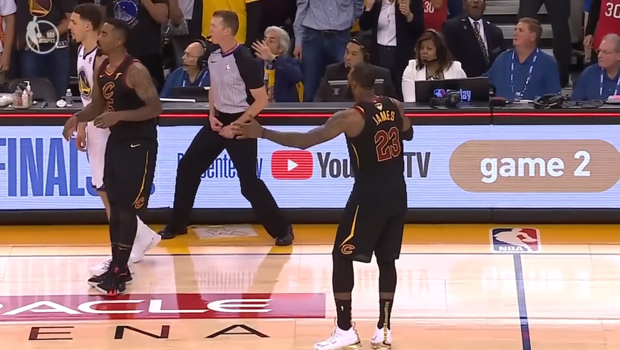 堪称NBA总决赛最逗瞬间！18年詹姆斯被JR离谱操作差点逼疯